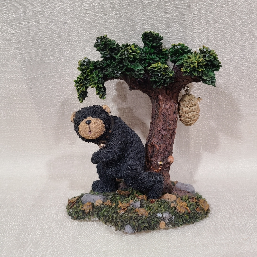 2006 Boyds Bear and Friends The Bubba Bearstones Bear and Bee Hive Figurine